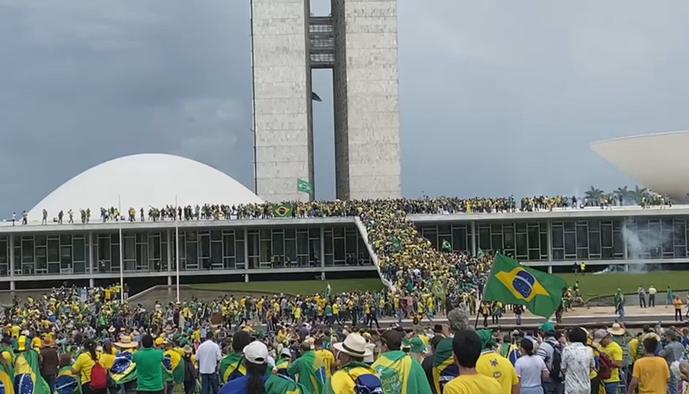 Bolsonaristas sobem no Congresso Nacional, em Brasília — Foto: Afonso Ferreira/TV Globo