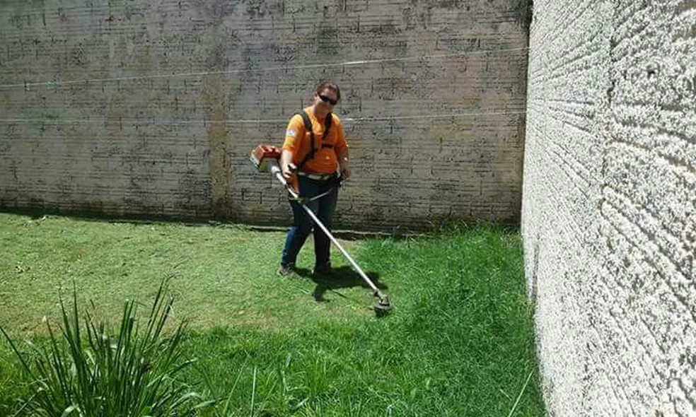 Keila decidiu fazer roçagem de quintais após o marido e ela ficarem desempregados (Foto: Arquivo pessoal)