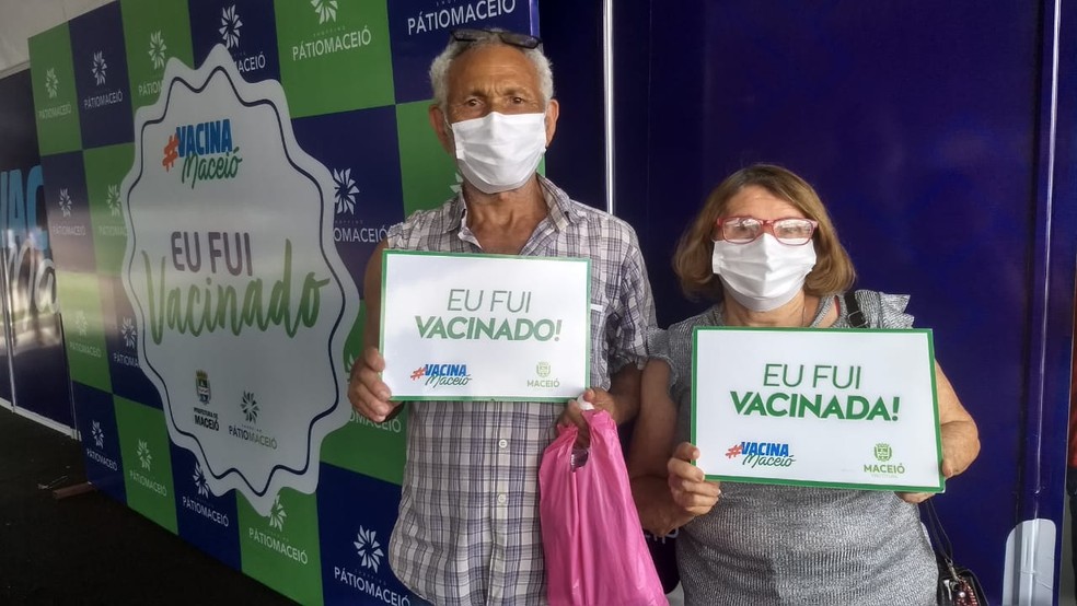 Marleide e o esposo Manoel se vacinaram em Maceió — Foto: Jamerson Soares/G1