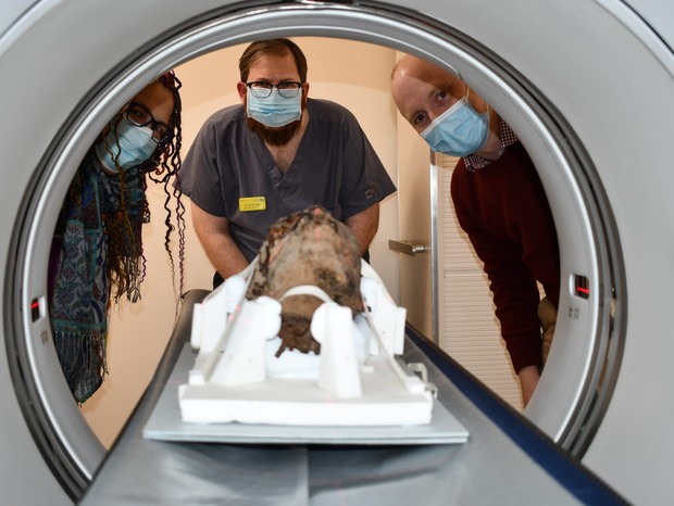 A cabeça da múmia passando por uma tomografia computadorizada no Maidstone Hospital na Inglaterra (Foto: Maidstone and Tunbridge Wells NHS Trust)