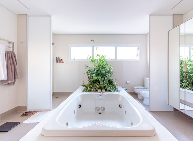 Plantas dentro de casa são a cara do verão e ainda ajudam a "refrescar" os ambientes, como neste banheiro projetado pelo escritório Dantas & Passos Arquitetura (Foto: Herman Charles Christ / Divulgação)