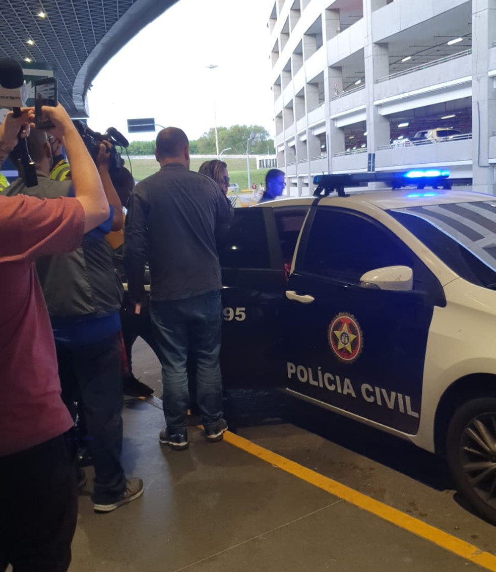 Criança é levada em viatura da polícia para depor  — Foto: Eliane Santos/g1 Rio 