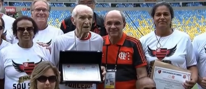 Aos 102 anos, ex-goleiro do Fla diz que clube é sua vida e se rende a Zico