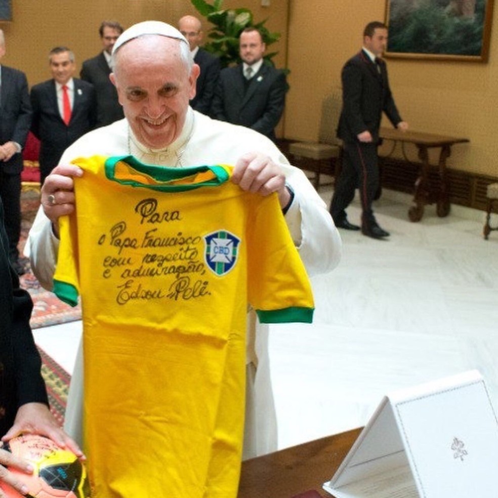 Papa Francisco segura uma camisa da seleção brasileira autografada por Pelé — Foto: Reprodução/Twitter