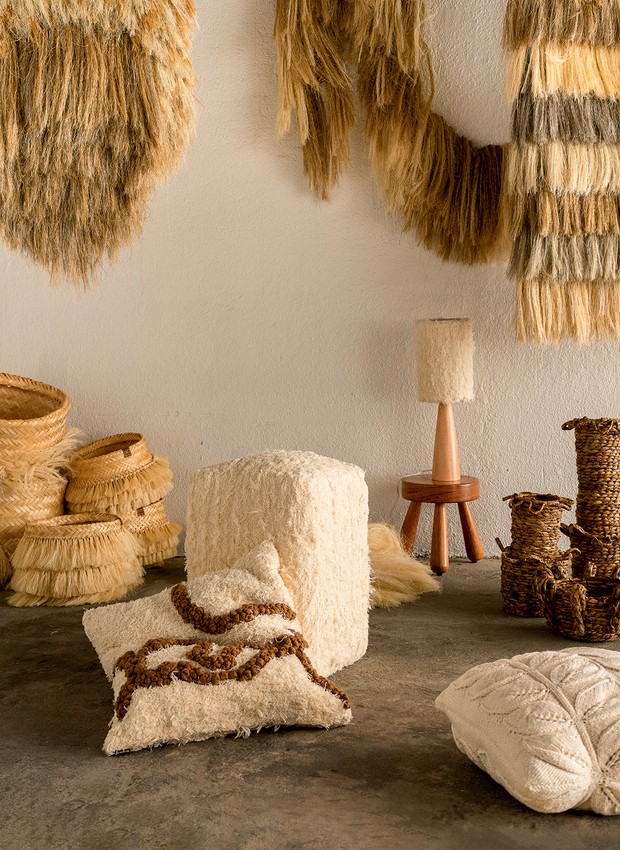 Luminárias, almofadas, tapeçarias, pufe e cestos feitos de materiais ecológicos (Foto: Lufe Torres / Editora Globo)