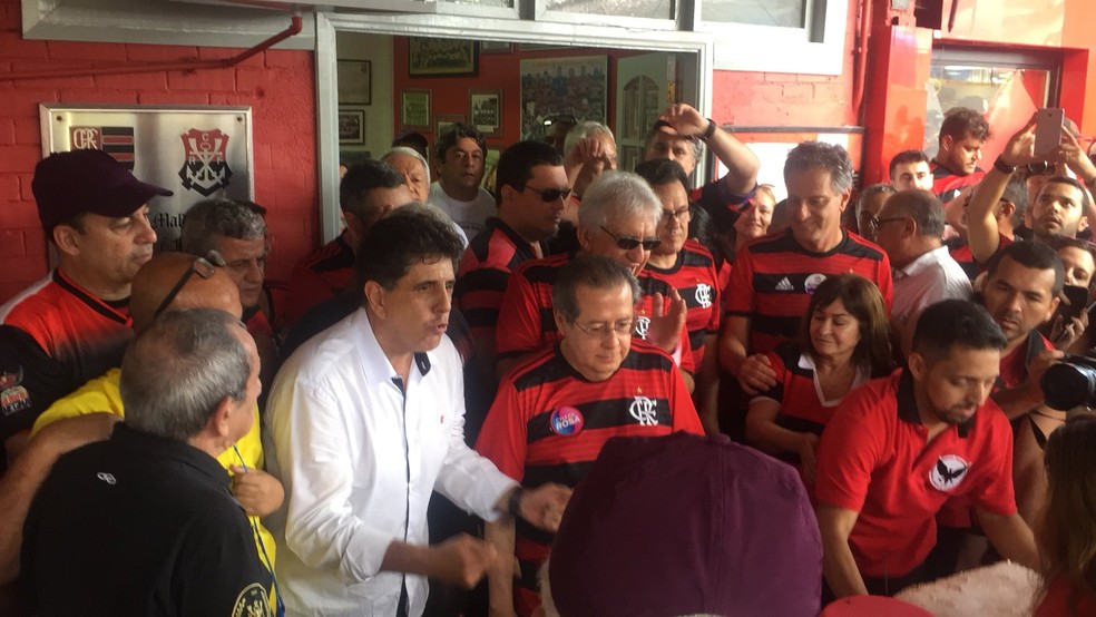 Com presen&ccedil;a de Landim, s&oacute;cios cortam o bolo &mdash; Foto: Raphael Zarko/GloboEsporte.com
