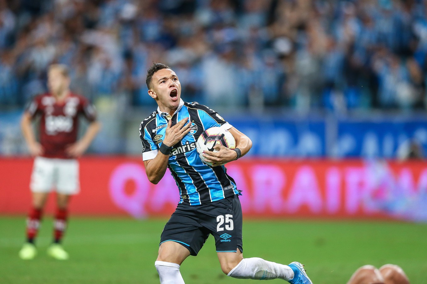 Pepê faz seu primeiro gol na Libertadores e vira vice-artilheiro do Grêmio