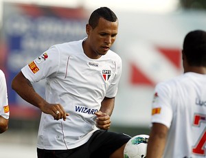 Médico fala em evolução de Luis Fabiano, mas não dá prazo para volta