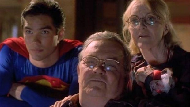 O ator Eddie Jones (centro), de 82 anos, ator que ficou famoso por interpretar Jonathan Kent em Lois e Clark: As Novas Aventuras do Superman, não teve a causa da morte divulgada (Foto: Reprodução)