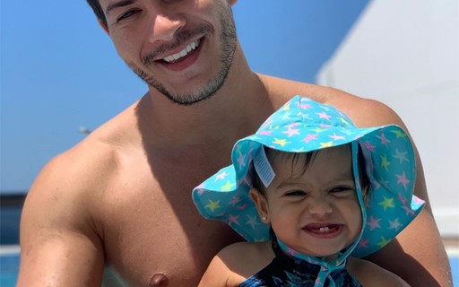 Arthur Aguiar Passara Dia Dos Pais Com Filha Apesar De Brigas Com Mayra Cardi Flipboard