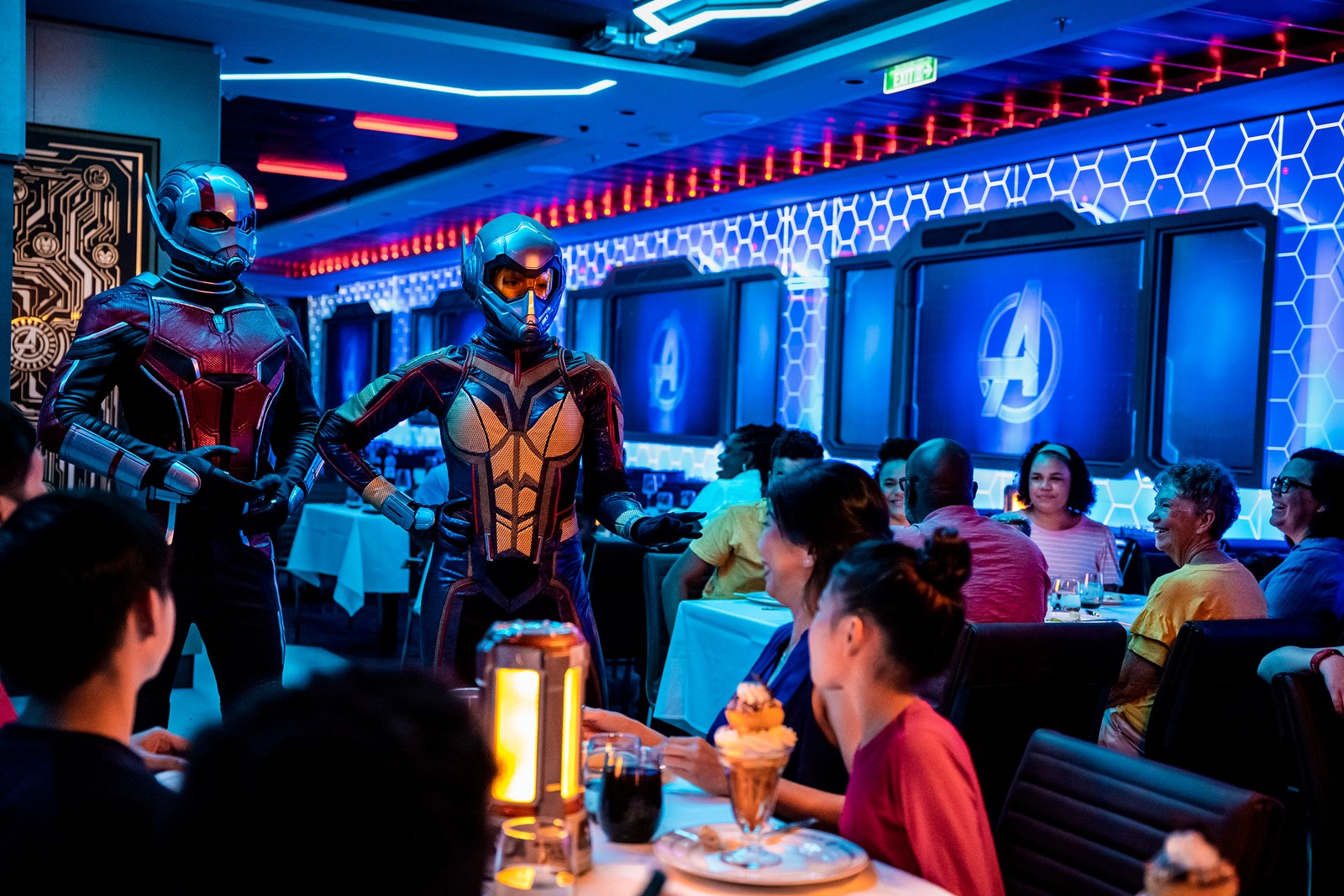 Homem-Formiga e Vespa interagem com os passageiros do Disney Wish durante os jantares no restaurante Worlds of Marvel