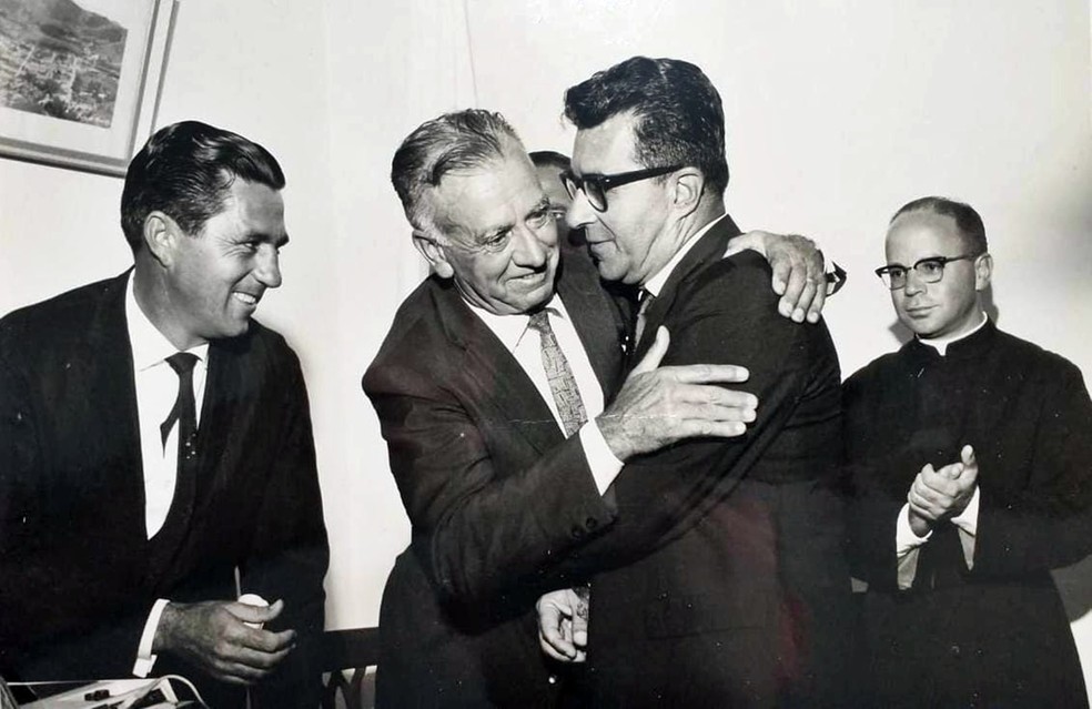 Arlete Telles Pereira (de óculos) tomando posse em 1968 — Foto: Arquivo / Câmara Municipal de Vereadores