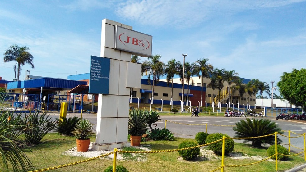 FrigorÃ­fico de Itapetininga, do grupo JBS, teve atividades suspensas â€” Foto: Claudio de Souza/TV TEM