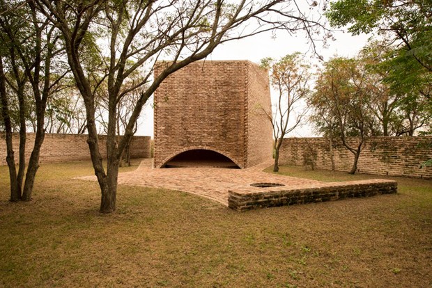 Capela na Argentina é feita a partir de material de construção reciclado (Foto: Nicolás Campodonico/Divulgação)