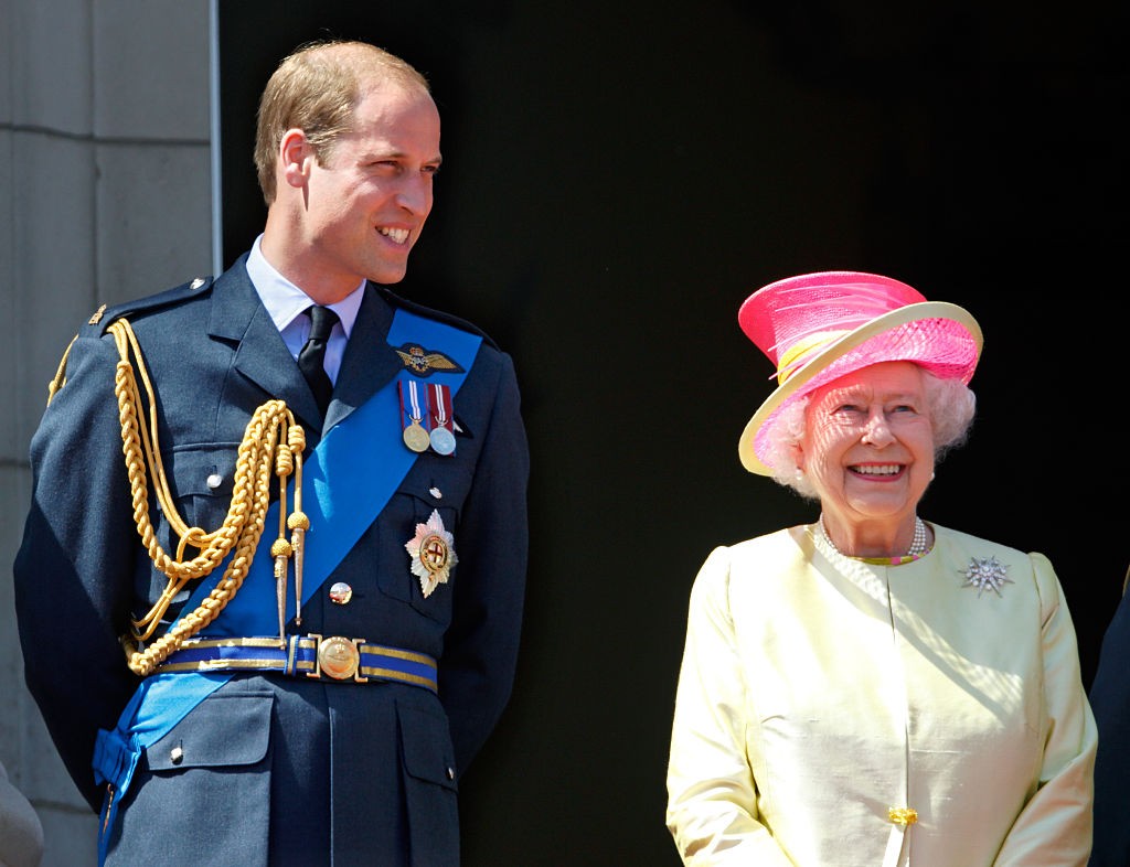 LONDON, UNITED KINGDOM - JULY 10: (EMBARGOED FOR PUBLICATION IN UK NEWSPAPERS UNTIL 48 HOURS AFTER CREATE DATE AND TIME) Prince William, Duke of Cambridge and Queen Elizabeth II watch a flypast of Spitfire & Hurricane aircraft from the balcony of Buckingh (Foto: Getty Images)