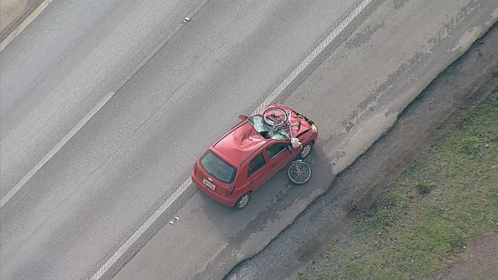Ciclista morre atropelado na BR-040, em Santa Maria, no DF — Foto: TV Globo/Reprodução