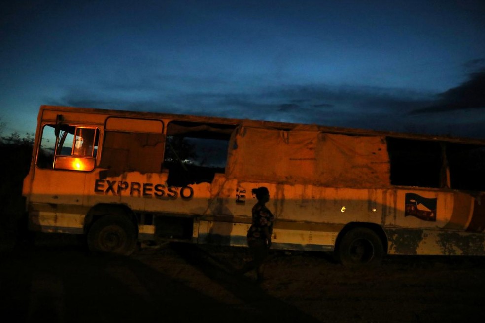 Ônibus abandonado onde vivem imigrantes fica próximo a fronteira, na cidade de Pacaraima — Foto: REUTERS/ Pilar Olivares