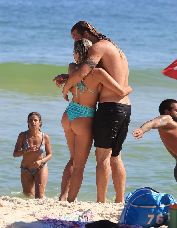 Diego Alemão e a namorada, Andresa Malucelli, em praia carioca (Foto: Fabrício Silva/AgNews)