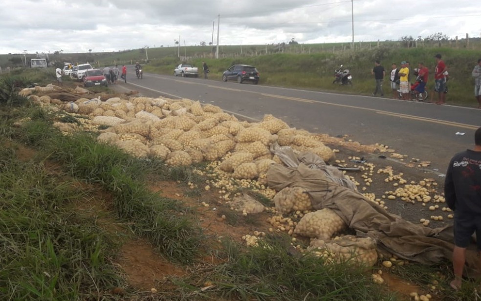Sacos de batatas ficaram espalhados na rodovia, na BR-420, no sudoeste da Bahia â?? Foto: Blog Marcos Frahm