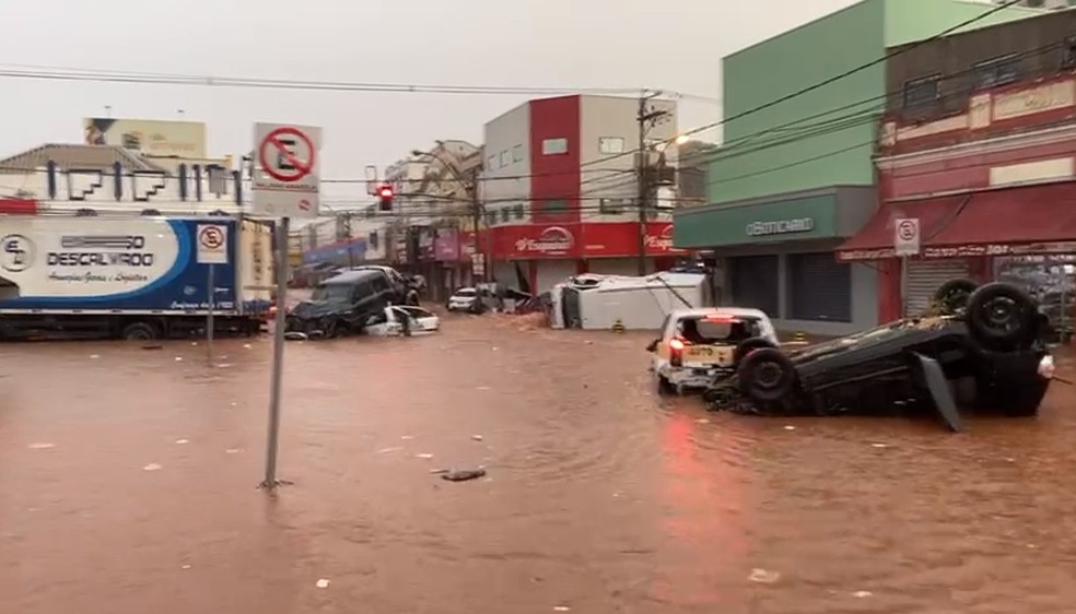 Carros foram arrastados durante chuva em São Carlos — Foto: Redes sociais