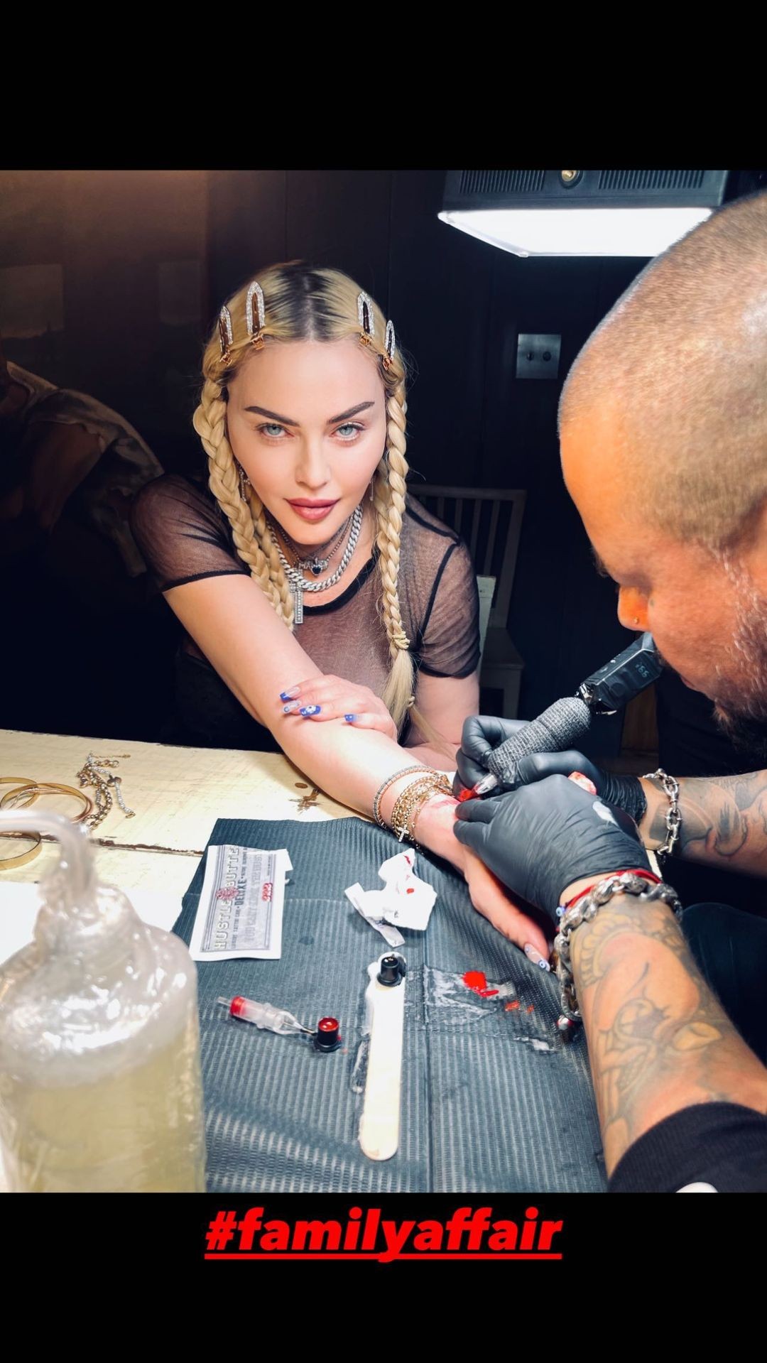 Madonna mostra novas tatuagens (Foto: Reprodução/Instagram)