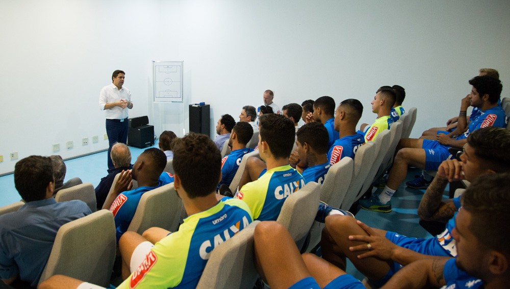 Cruzeiro espera quitar atrasados em breve, e capitão dá voto de confiança