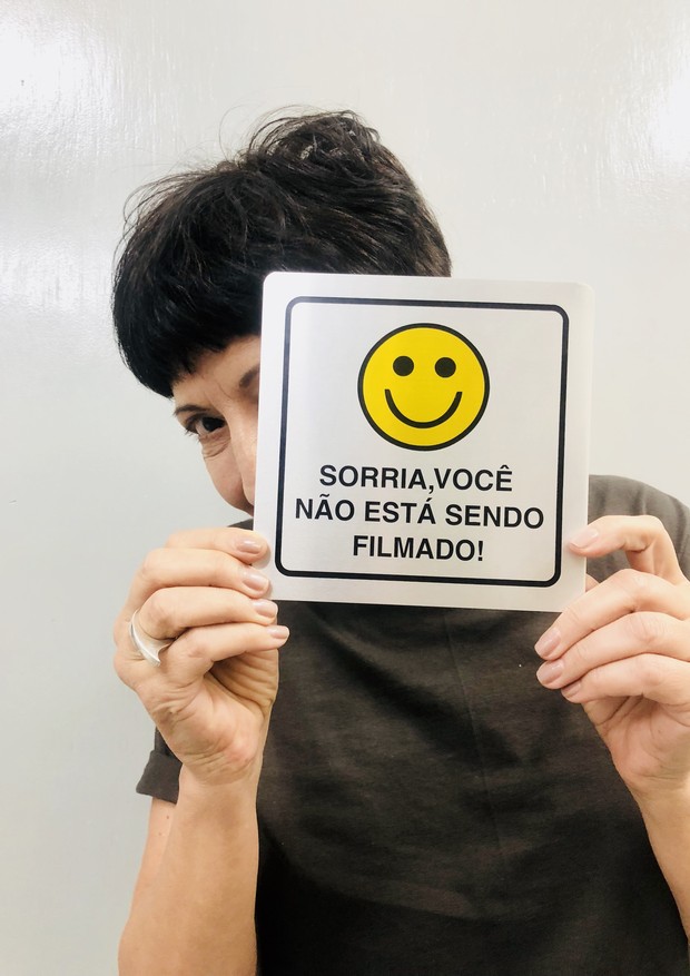 Lenora de Barros com sua obra Sorria! (Foto: Lenora de Barros/Divulgação)