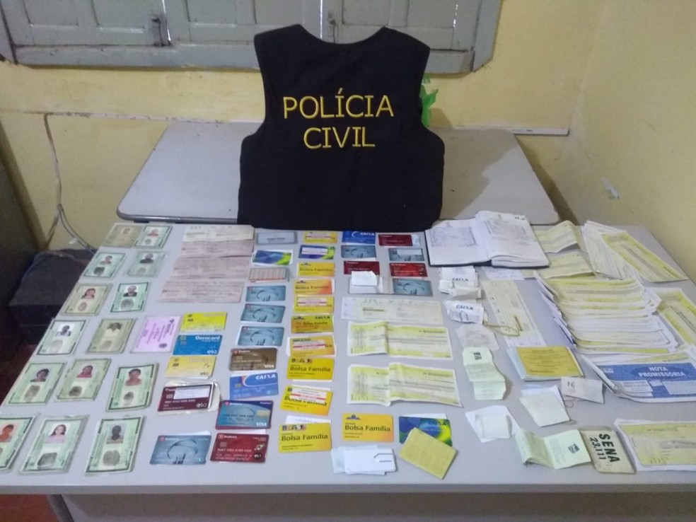 VÃ¡rios cartÃµes do Bolsa FamÃ­lia foram apreendidos na casa do suspeito, no Sul do PiauÃ­.  â€” Foto: DivulgaÃ§Ã£o/PolÃ­cia Civil