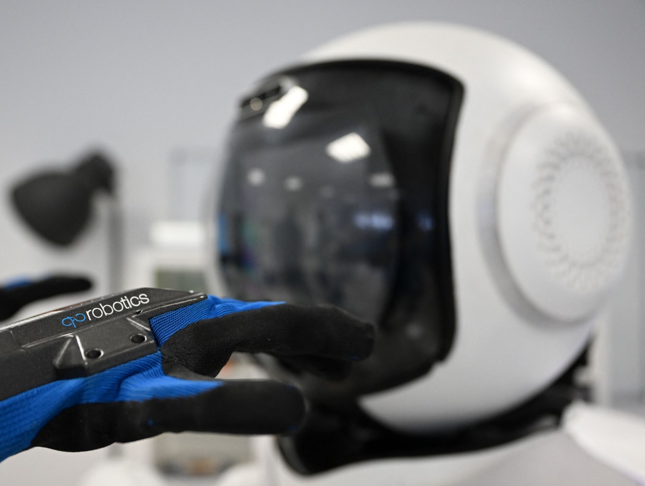 Alemanha cria robôs para cuidar de idosos — Foto: Christof STACHE / AFP