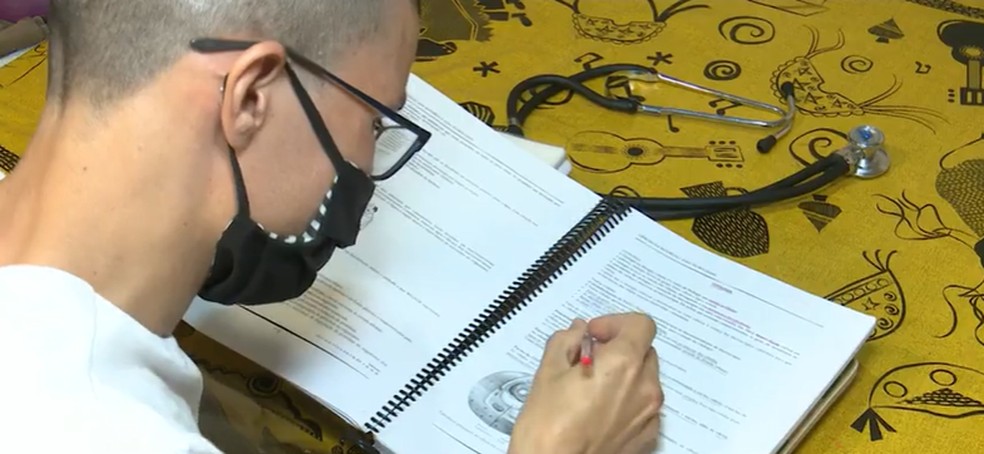 André agora se prepara para começar medicina na Ufac e, por isso, faz campanha — Foto: Reprodução/Rede Amazônica Acre 