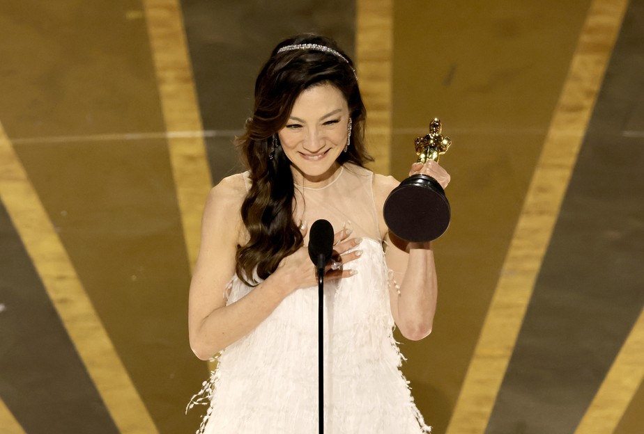 Michelle Yeoh faz história ao ganhar o Oscar de melhor atriz