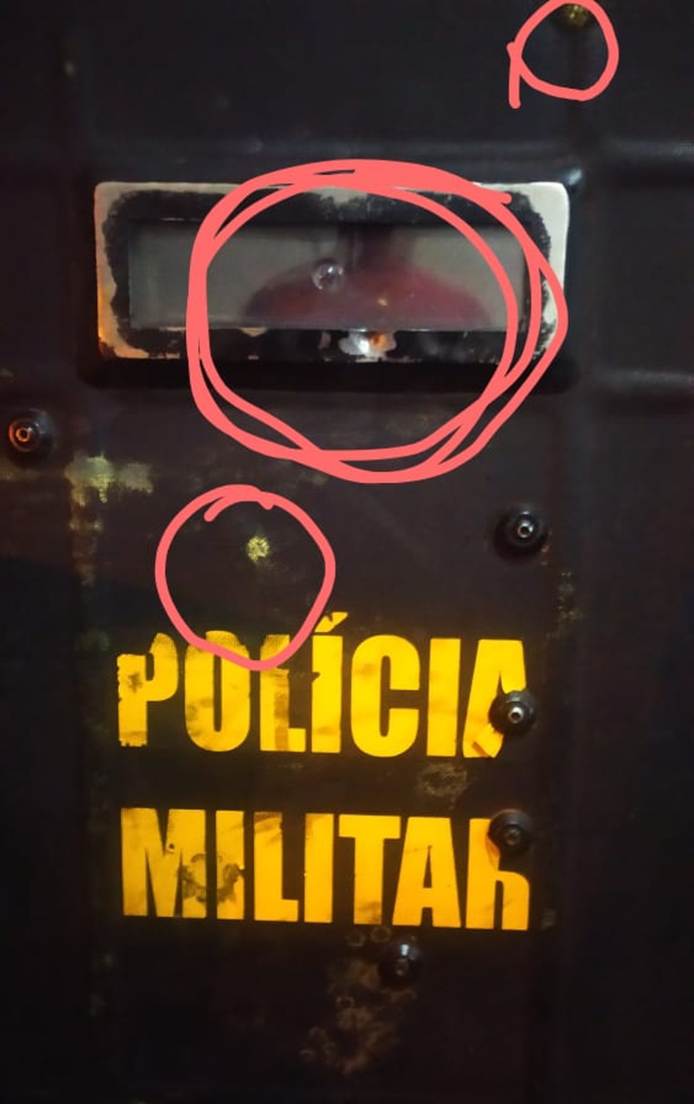 Escudo policial ficou com marcas de tiro após confronto — Foto: Polícia Militar