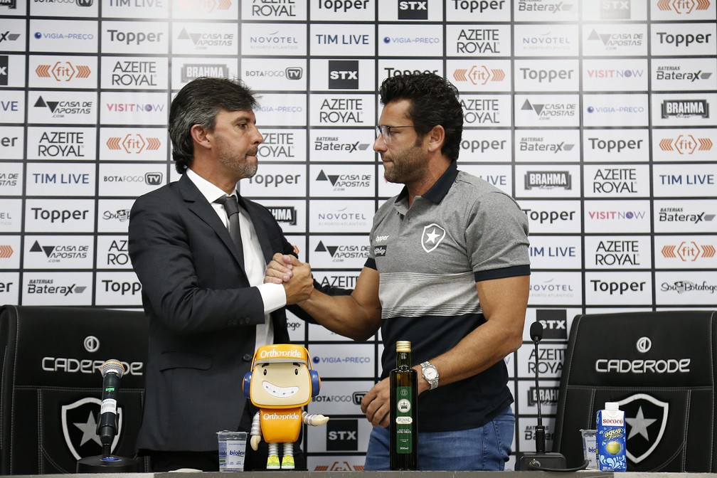 Valentim recebeu os cumprimentos do VP de futebol, Gustavo Noronha — Foto: Vitor Silva/Botafogo