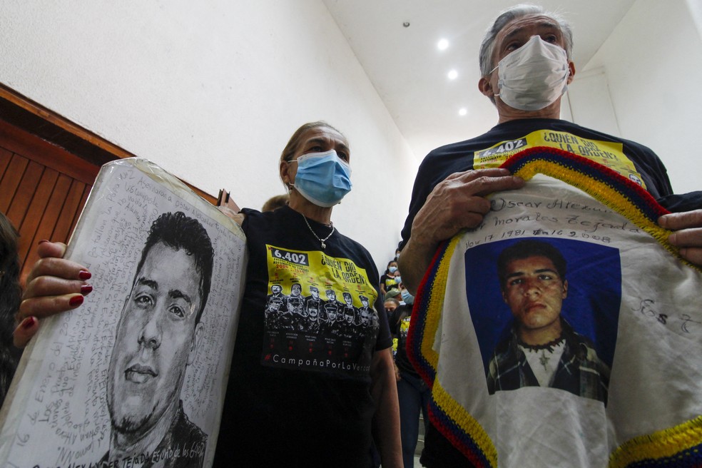 Parentes de vítimas de militares da Colômbia em 26 de abril de 2022 — Foto: Schneyder Mendoza / AFP