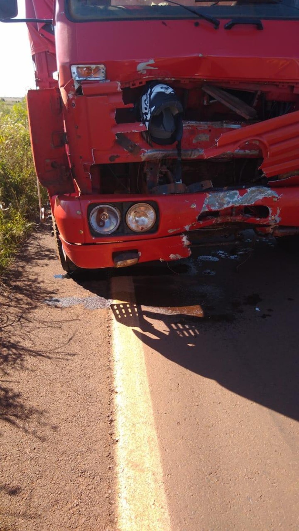 Motorista do caminhão não teve ferimentos, de acordo com o Comando Rodoviário da Brigada Militar — Foto: Divulgação/CRBM
