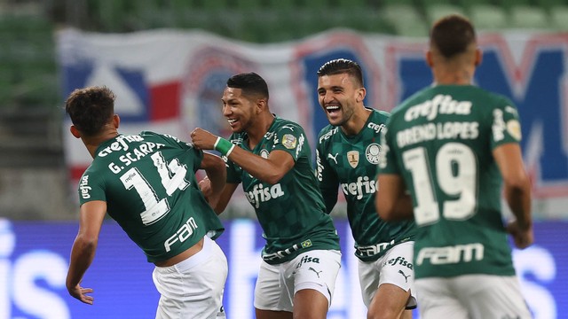 Gustavo Scarpa é abraçado por Rony após marcar pelo Palmeiras
