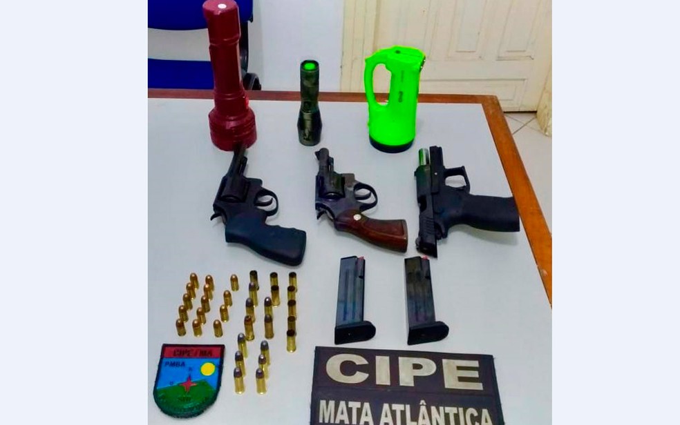 Armas e munições foram apreendidas com trio — Foto: Divulgação/CIPE-Mata Atlântica