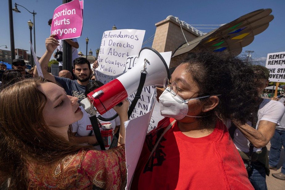 Pessoas discutem enquanto um grupo de manifestantes antiaborto invade a Marcha das Mulheres pelos Direitos Reprodutivos no Mariachi Plaza em Los Angeles, Califórnia