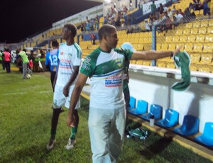 Raimundão comemora com a torcida sua primeira vitória como treinador (Foto: Afonso Diniz/Globoesporte.com)