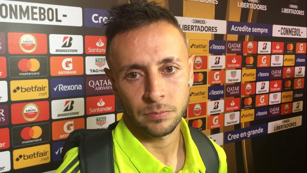 Rafinha não conseguiu ver o jogo porque estava tratando, mas elogiou adversário — Foto: Thiago Lima