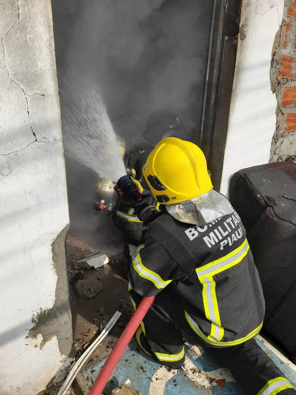 Moradora foi resgatada desacordada em incêndio na cidade de Teresina — Foto: Divulgação/Corpo de Bombeiros