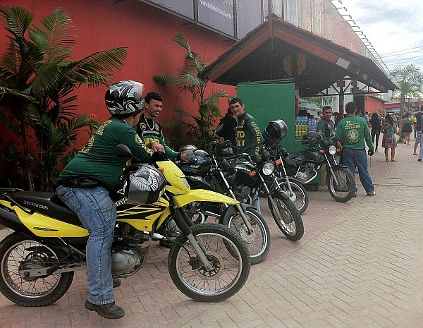 Procura por mototaxistas aumentou com a paralisação dos rodoviários (Foto: Girlene Medeiros/G1AM)