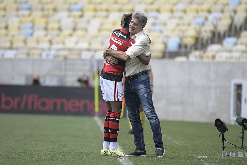 Renato comemora o primeiro gol do Flamengo com Bruno Henrique — Foto: Alexandre Vidal / Flamengo