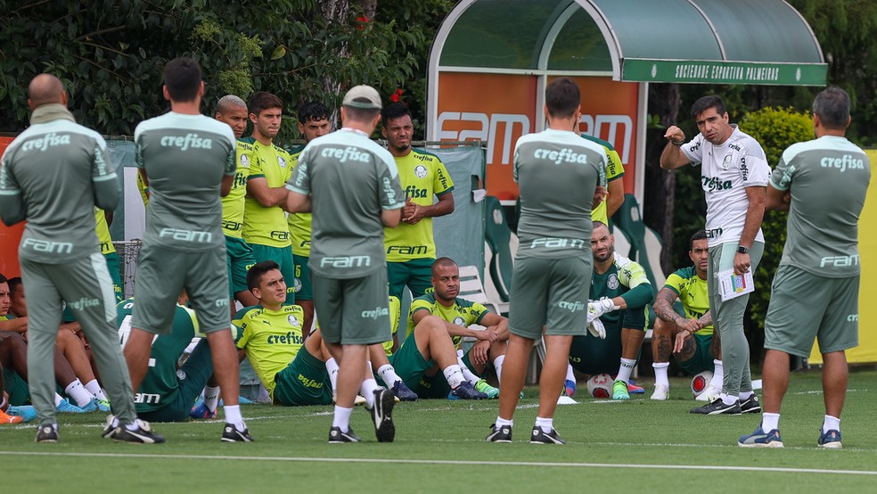 Abel Ferreira conversa com o elenco do Palmeiras — Foto: Cesar Greco / Ag. Palmeiras