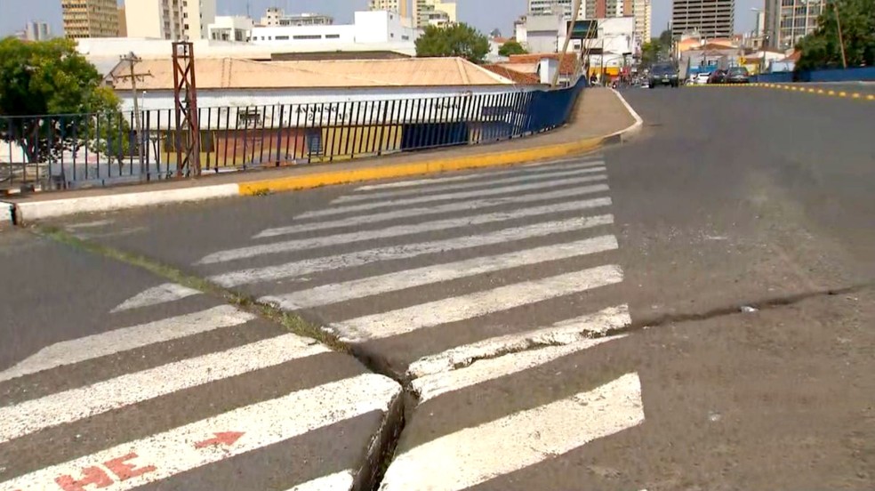 Problemas na estrutura provocaram uma fenda e a interdição da alça de acesso à Avenida Nuno de Assis — Foto: TV TEM/Reprodução