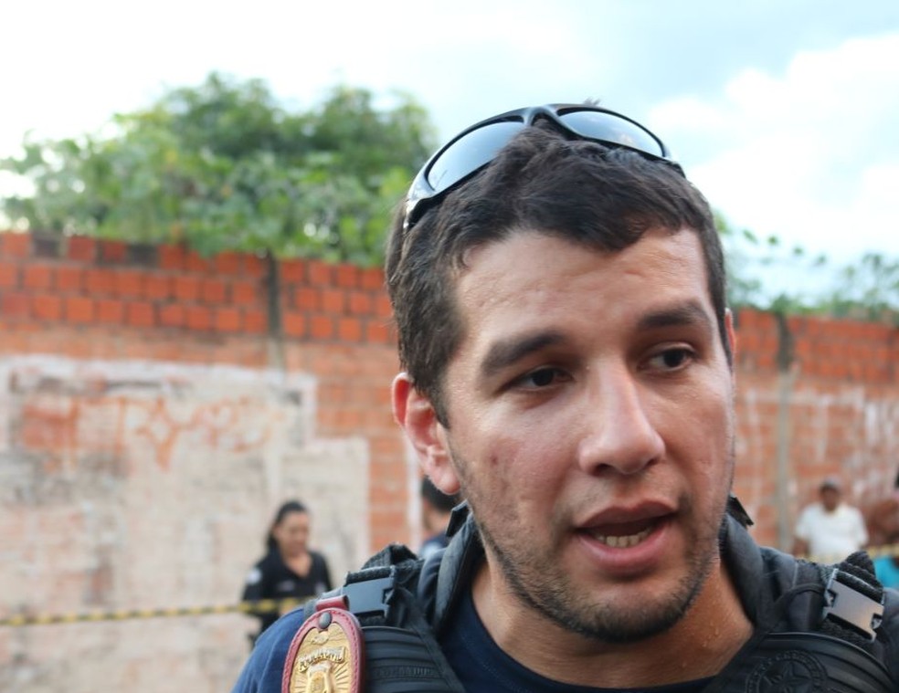 Delegado Jarbas Lima afirmou que foram efetuados vários disparos contra a vítima — Foto: Lucas Marreiros / G1