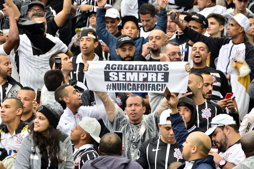 Torcida do Corinthians mostra confiança no título do Campeonato Brasileiro (Foto: Marcos Ribolli)