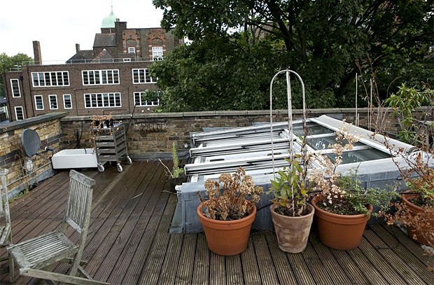 O terraço do apartamento (Foto: Reprodução/jjlocations.com)