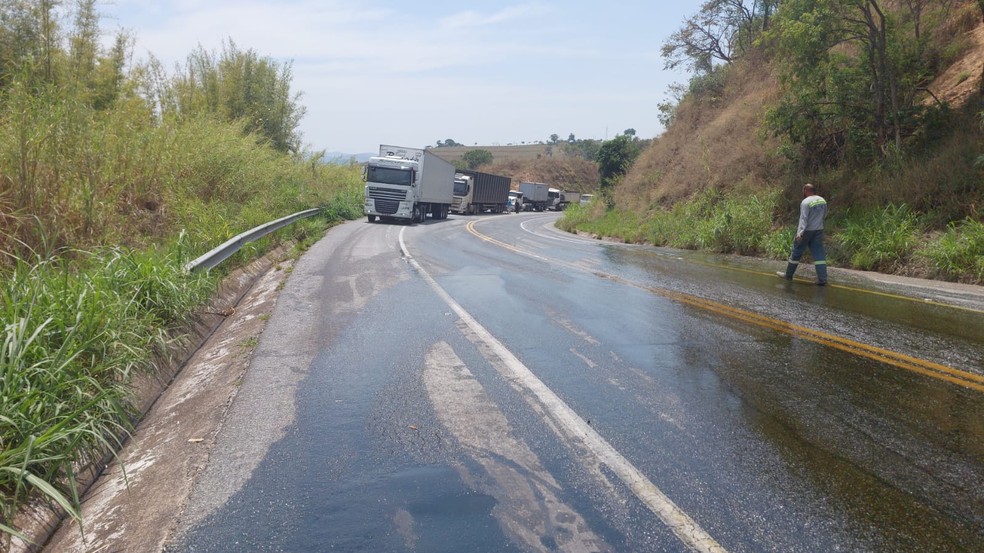 Militares orientam que motoristas tenham atenção ao passar pelo local - BR-494 - Oliveira  — Foto: Leandro Xavier/Corpo de Bombeiros 