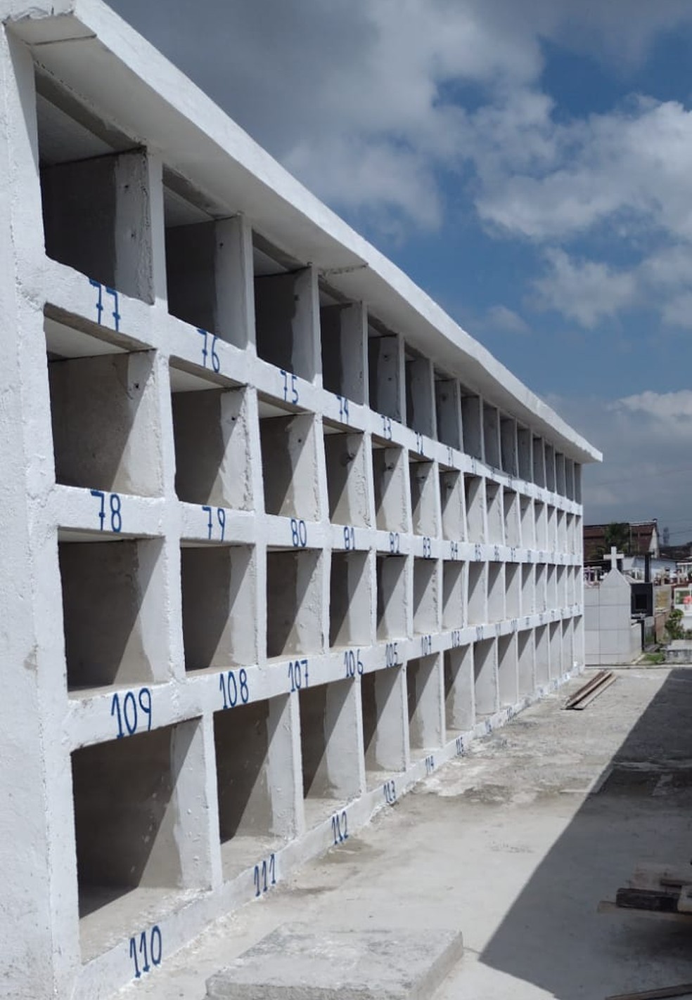 Novas gavetas foram construídas nos cemitérios de Guarujá, SP, para atender demanda durante pandemia — Foto: G1 Santos